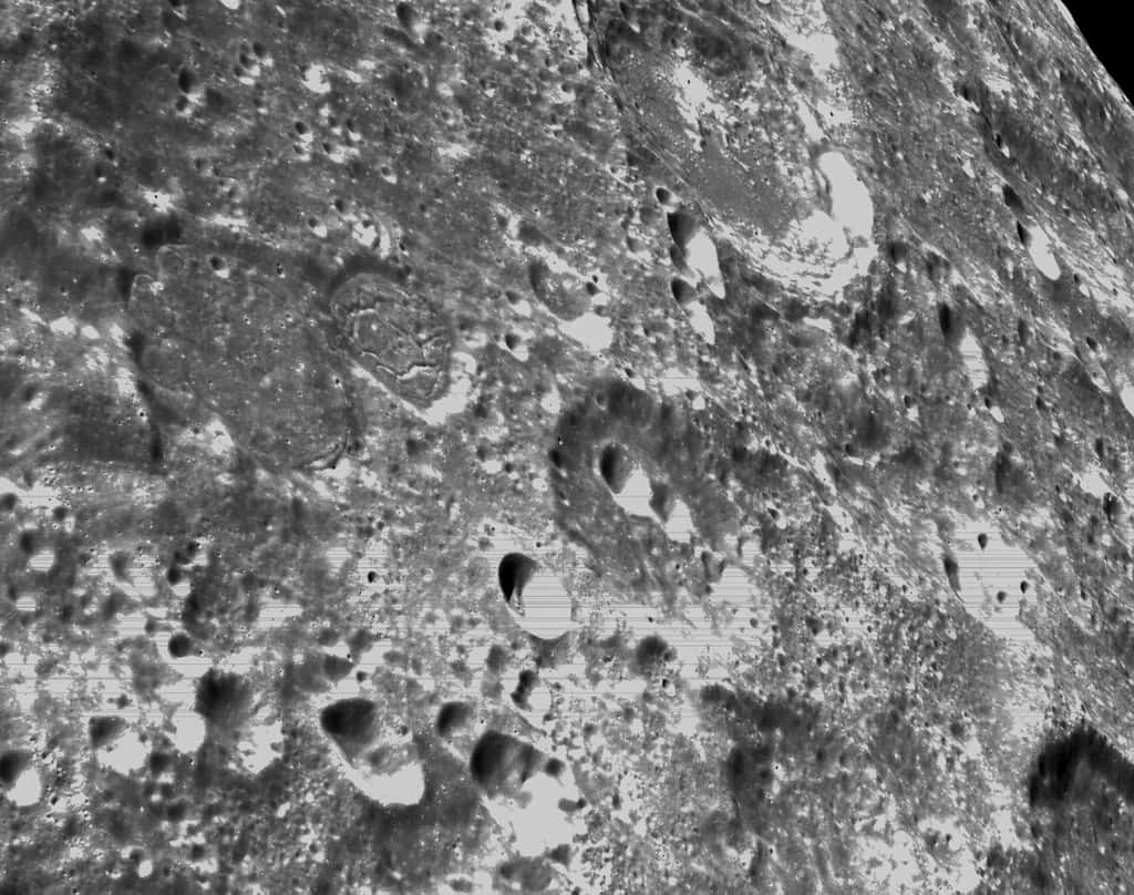 Région lunaire fortement cratérisée avec une très grande variété de cratères en matière de taille et de profondeur. Notez la structure géologique, légèrement à gauche du centre de l'image. © Nasa 