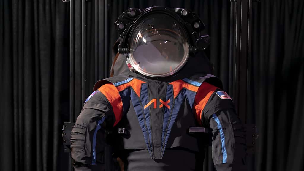 Prototype de la future combinaison des deux astronautes qui marcheront sur la Lune lors d’Artemis III. Cette combinaison sera également utilisée par Axiom Space pour ses voyages spatiaux commerciaux en orbite basse (avec des adaptations). © Axiom Space