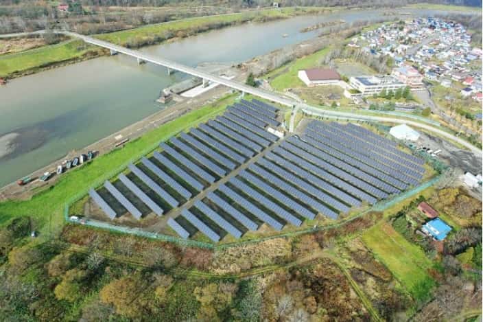 Vue aérienne de l'Asahikawa Hokuto Solar Power Plant et de ses 5.320 panneaux solaires bifaces. Leur agencement doit permettre aux faces arrière des différents modules de recevoir le plus de lumière réfléchie possible. © PVG Solutions
