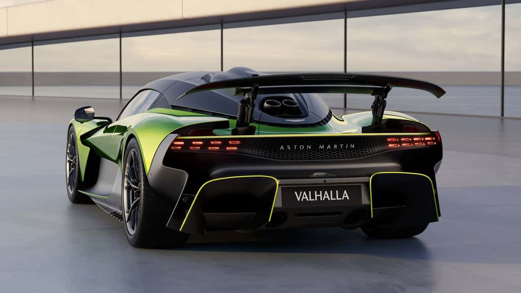 La nouvelle supercar Valhalla d’Aston Martin, avec l’aileron arrière relevé pour assurer l’appui aérodynamique au-delà de 250 km/h. © Aston Martin