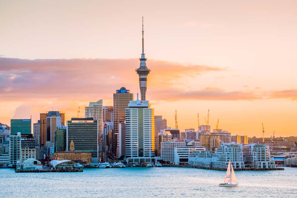Auckland, la plus grande ville de la Nouvelle-Zélande, va devoir faire face à une élévation du niveau de la mer deux fois plus rapide que prévue. © Klanarong Chitmung, Adobe Stock