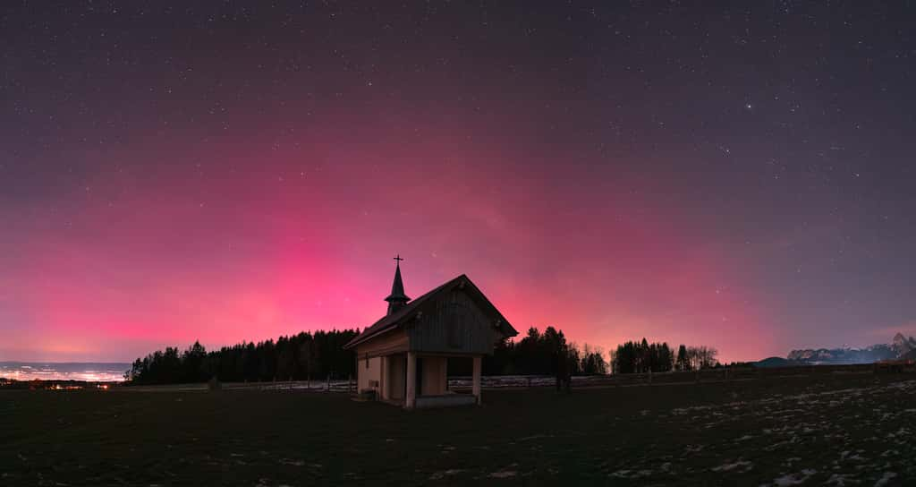 Une aurore boréale observée en France, à Féternes en Haute-Savoie le 1<sup>er</sup> janvier. Le photographe a capturé l'Arc auroral rouge (Arc SAR), un phénomène rare en France. © Benjamin Monet