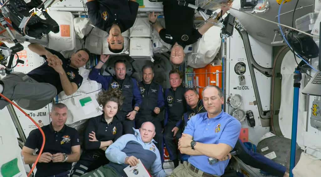 Une photo de famille avec Crew 67, l'équipage à bord de l'ISS et les quatre spatio-touristes d'Axiom Space (mission Ax-1) qui sont arrivés ce week-end. Notez que question parité, il y a encore un peu de chemin à parcourir : une seule femme astronaute parmi 10 astronautes, cosmonautes et spatio-touristes masculins. © Nasa 