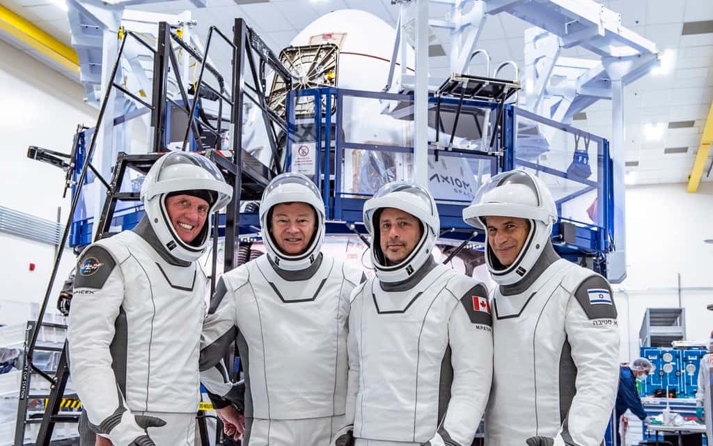 Les quatre membres de la mission Ax-1, premier équipage entièrement privé à séjourner à bord de la Station spatiale internationale. De gauche à droite, les Américains Michael López-Alegría et Larry Connor, le Canadien Mark Pathy et l'Israélien Eytan Stibbe. © SpaceX, Axiom Space
