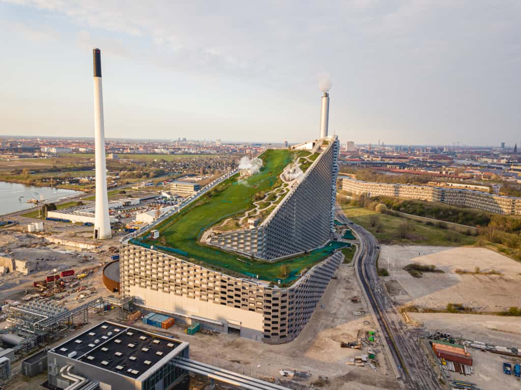 Surprenante structure écologique en la personne du CopenHill, incinérateur à Copenhague. © OliverFoerstner, Adobe Stock