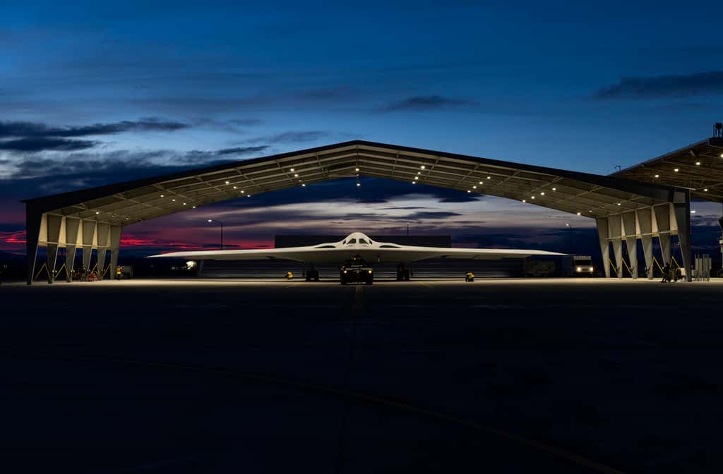 Ici, le B-21 Raider parqué dans son hangar. © US Air Force