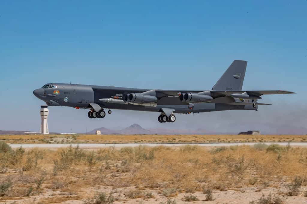 Sous l’aile de ce B-52H, on peut voir le planeur hypersonique AGM-183A posé sur son lanceur. C’est avec lui qu’il va dépasser la vitesse de Mach 5. Il serait capable d’évoluer à Mach 20 selon son concepteur Lockheed Martin. © US Air Force