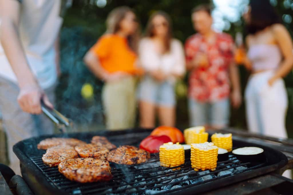 Attention, faire trop de barbecues peut générer des troubles du voisinage ! © maxbelchenko, Adobe Stock 