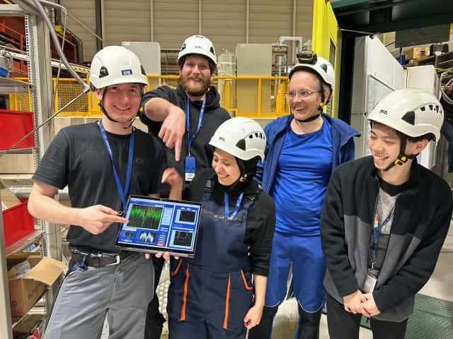 L’équipe Base-Step célèbre le succès du transport à la fin de l’opération. Le signal vert sur l’écran montre que les 70 protons non liés sont toujours « en vie », maintenus par le champ magnétique dans le piège. © Cern