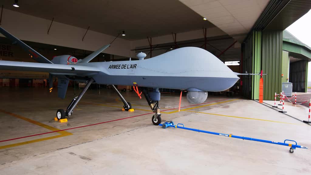 Un drone MQ-9 Reaper de l’armée française, situé sur la BA-709 de Cognac. Contrairement aux petits drones évoluant en essaims, il n’est absolument pas autonome et nécessite un équipage de quatre aviateurs au sol. © Sylvain Biget