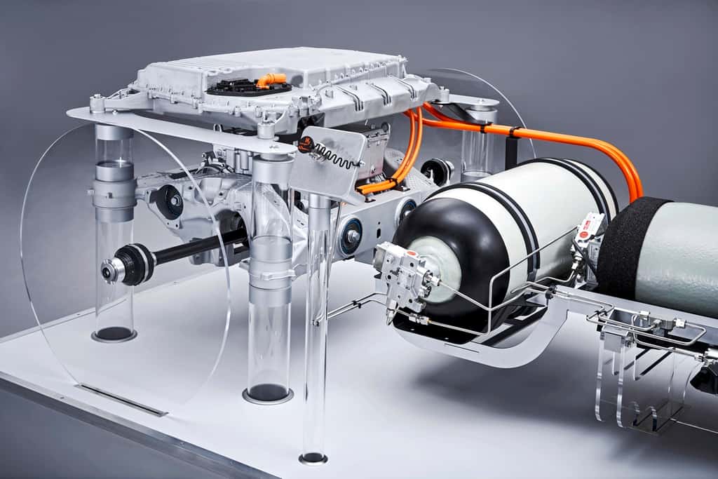 Sur cette image, la batterie additionnelle qui complète l’énergie fournie par la pile à combustible se trouve au-dessus du moteur électrique. © BMW