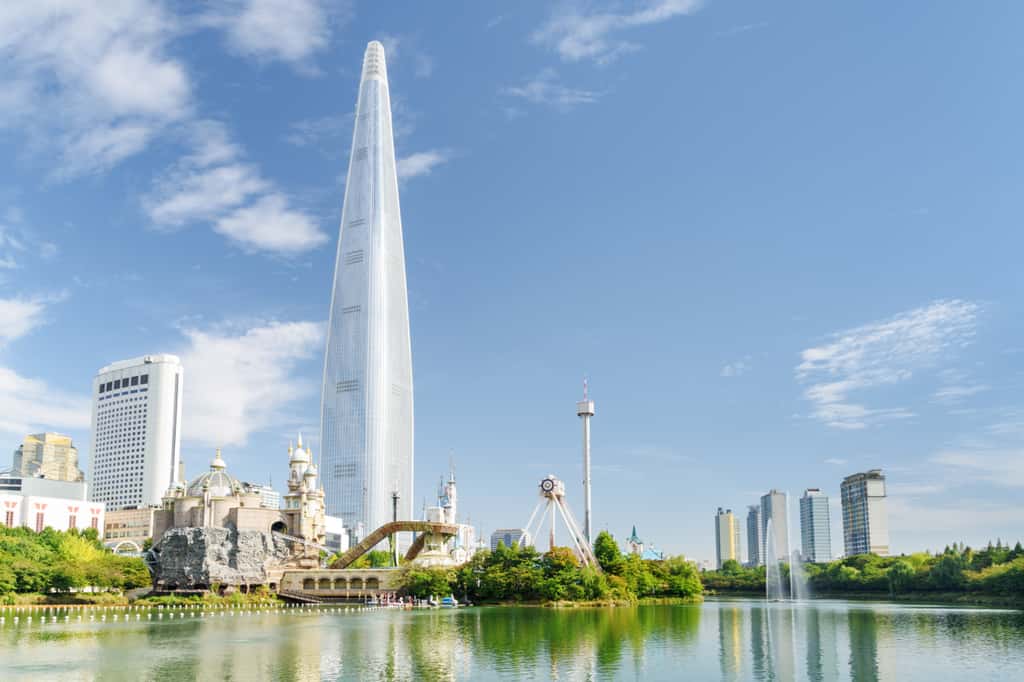 Le building <em>Lotte World Tower</em> surplombe incontestablement la ville de Séoul. © efired, Adobe Stock