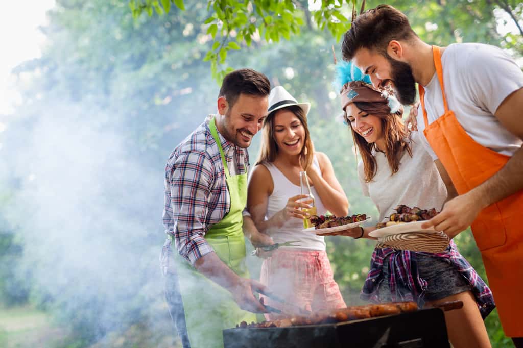 Avant de profiter des joies d'un déjeuner au jardin entre amis, encore faut-il savoir allumer un barbecue au charbon en toute sécurité. © NDABCREATIVITY, Adobe Stock