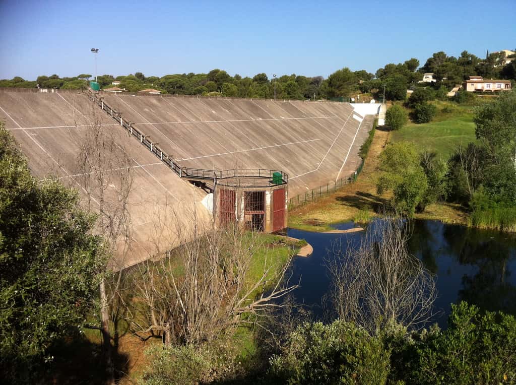 Le barrage des Cous à Saint-Raphaël (Var) dispose d'une capacité maximale de rétention d’un peu plus de 2 millions de mètres cubes et peut réduire l'amplitude (écrêter) d'une crue centennale de 90 %. ©️ Service Hydraulique Cours d’Eau (SHCE)/Cavem