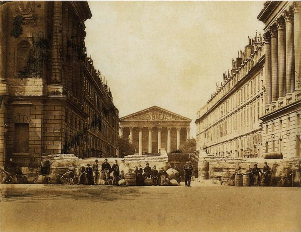 Barricades devant la Madeleine au cours de la commune de Paris. © Wikimédia Commons, domaine public