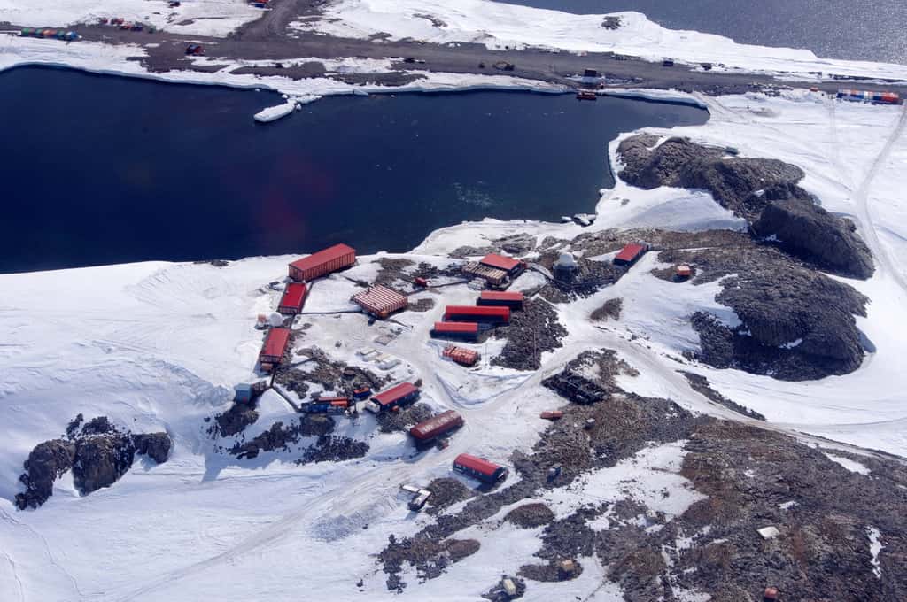 Base scientifique et technique Dumont d'Urville, Terre Adélie, Antarctique. © Du Nord au Sud / Julien Lanshere.