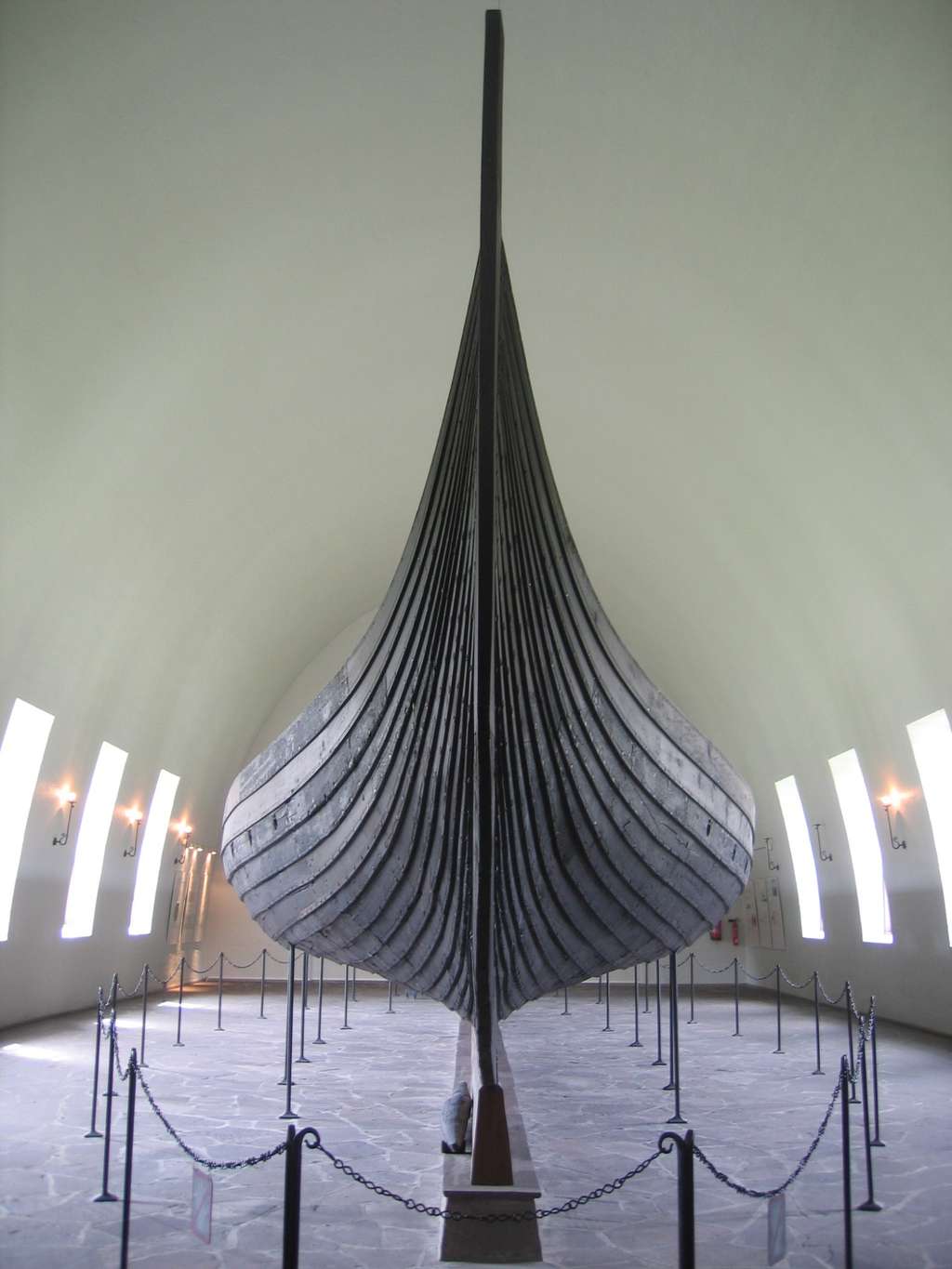Bateau viking de Gokstad, "langskip", (23,50 m de long, 5,20 m de large, 32 rameurs), fin IXe siècle. Musée des bateaux vikings d'Oslo, Norvège. © Wikimedia Commons, domaine public.