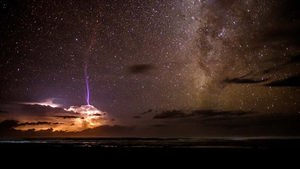 Un rare farfadet produit au-dessus d’un violent orage au loin, au large du Costa Rica. Le jet de lumière se déploie jusque dans la mésosphère. © Ben Cherry, <em>Royal Photographic Society</em>