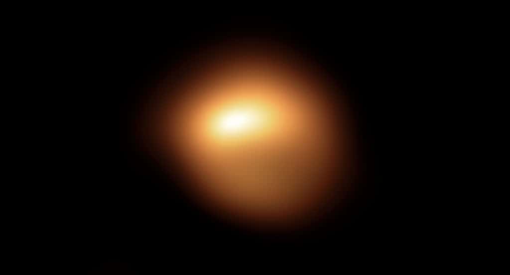 Cette surprenante image de la surface de l’étoile acquise en décembre 2019 au moyen de l’instrument Sphere qui équipe le VLT, est l’une des toutes premières obtenues dans le cadre d’une campagne d’observations visant à comprendre la raison de l’affadissement de l’étoile. Une rapide comparaison avec l’image acquise au mois de janvier 2019 montre combien l’étoile a vu sa luminosité décroître et sa forme apparente varier. © ESO, M. Montargès et al.