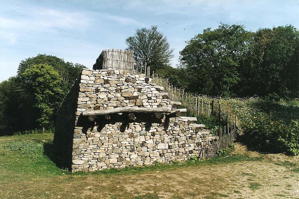 Reconstitution du mur gaulois (<em>murus gallicus</em>) de l'oppidum de Bibracte ; photo Jochen Jahnke, 2005. © Wikimedia Commons, domaine public.