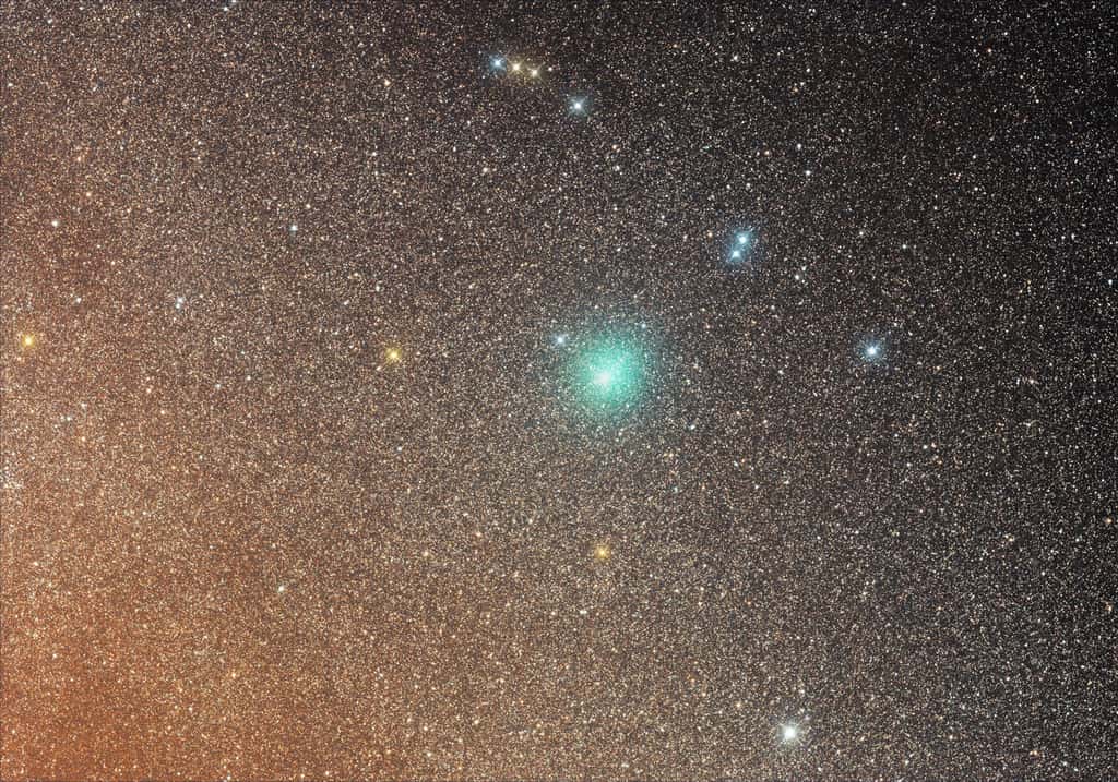 La comète 45P/Honda-Mrkos-Pajdušáková photographiée par Bill Williams le 7 février 2017. La comète a semble-t-il perdu la longue queue qu’elle arborait en décembre dernier. Elle passe actuellement dans la constellation d’Ophiuchus. Sa brillante atmosphère verdâtre se détache des milliards d’étoiles de cette partie de la Voie lactée. © Bill Williams, Spaceweather