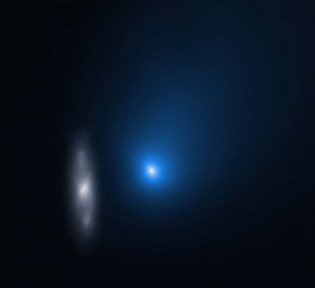 La comète interstellaire Borisov en compagnie 2MASX J10500165-0152029, une lointaine galaxie spirale. Apparaissant flous, les deux objets sont de nature très différentes. Aussi étendue que la Voie lactée, la galaxie est à plusieurs millions d’années-lumière de nous tandis que la comète, vraisemblablement pas plus grosse qu’un terrain de foot, n’est qu’à 300 millions de kilomètres de la Terre. © Nasa, ESA, D. Jewitt (Ucla)
