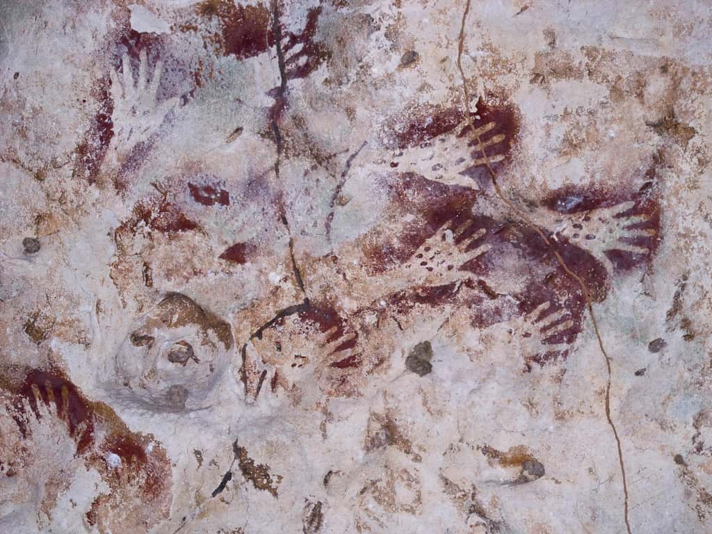 De nombreuses peintures rupestres ornent les grottes de l'île Bornéo, certaines datant d'il y a 40.000 ans ! © MarieAnge, Adobe Stock