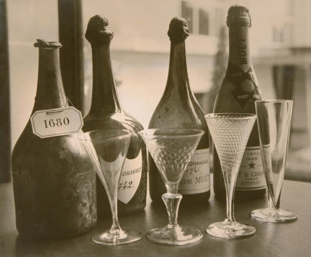 Anciennes bouteilles de Champagne Moët & Chandon (1680, 1741, 1742, 1925). Inrap. © Collection Moët & Chandon