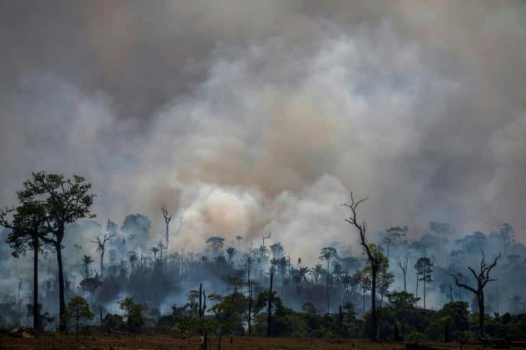 De la fumée s'élève de feux de forêt à Altamira, dans l'État de Para en Amazonie brésilienne, le 27 août 2019. © Joao Laet, AFP