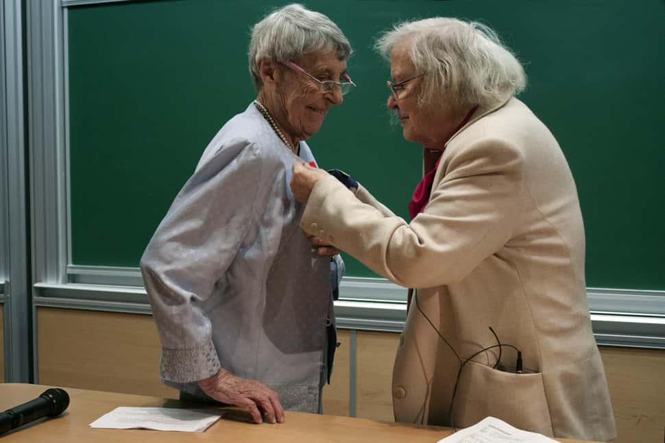 Une photo prise en 2011, montrant la cérémonie de remise de la légion d'honneur à Cécile DeWitt-Morette par Yvonne Choquet-Bruhat à l’Institut des hautes études scientifiques (IHÉS), un institut privé français qui soutient la recherche avancée en mathématiques et en physique théorique, situé à Bures-sur-Yvette, au sein du campus de Paris-Saclay. © Jean-Francois Dars et Anne Papillault avec la permission de la famille DeWitt.