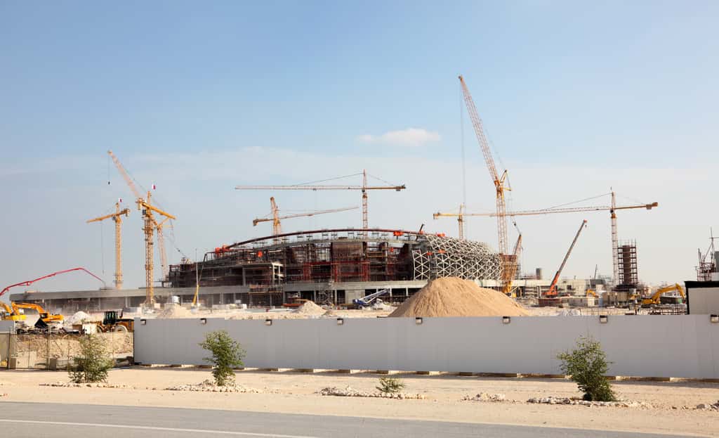 Construction de l'un des stades de football dans le désert du Qatar. © philipus, Adobe Stock