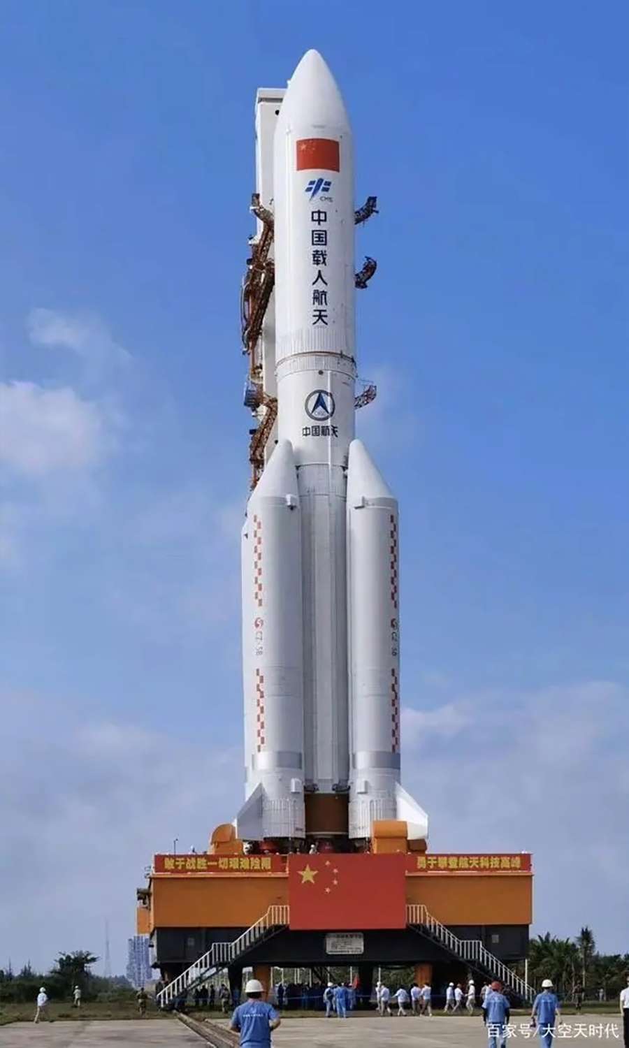 Le lanceur CZ-5B transféré sur son pas de tir du Centre spatial de lors de son premier vol. © CASC
