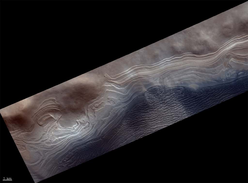 Couches de glaces, empilées les unes sur les autres, qui enregistrent l’évolution du climat de Mars au cours des derniers millions d'années à des centaines de millions d’années. © ESA, Roscosmos, <em>CaSSIS Science Team</em>