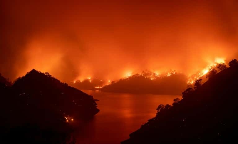 L'incendie <em>LNU Lighning Complex</em> encerclant le lac Berryessa à Napa, le 19 août 2020, en Californie. © Josh Edelson, AFP
