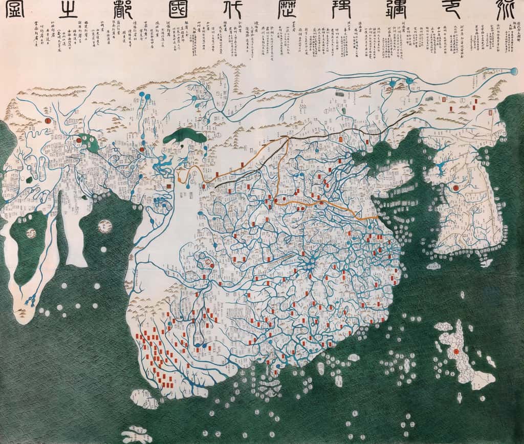 Carte du monde dessinée en Corée en 1402, s'inspirant du « <em>Da Ming Hun Yi Tu</em> » chinois de 1389. On aperçoit l'Afrique complètement à gauche (sous l'Europe), la Chine au milieu de la carte et le Japon à droite. © Wikimedia Commons, domaine public