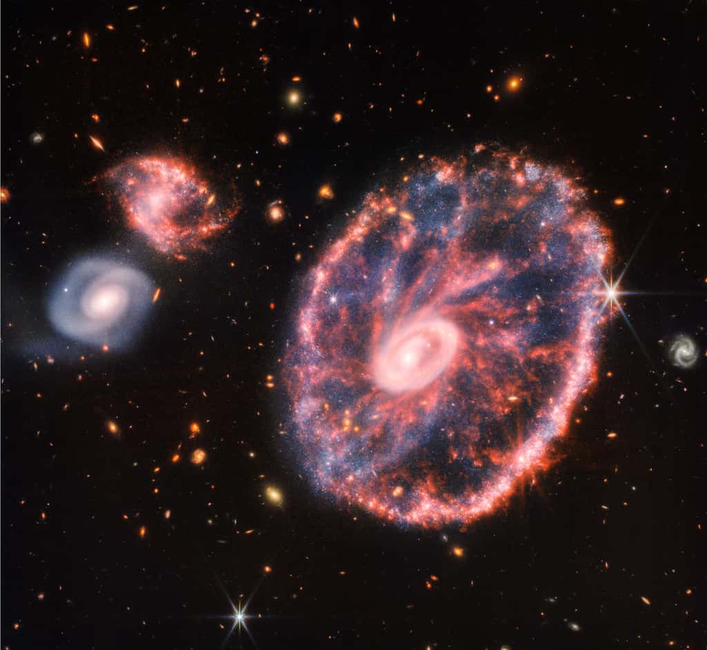 Image composite de la galaxie de la Roue du Chariot capturée dans l'infrarouge proche et moyen par les instruments Miri (colorisé en rouge) et Nircam (colorisé en bleu, jaune et orange). © Nasa, ESA, CSA, STScI, Webb ERO Production Team