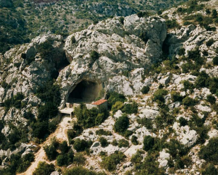 Découverte en 1829, la Caune de l'Arago se situe à Tautavel, dans le massif des Corbières, sur les marges septentrionales de la plaine du Roussillon. © CERPT