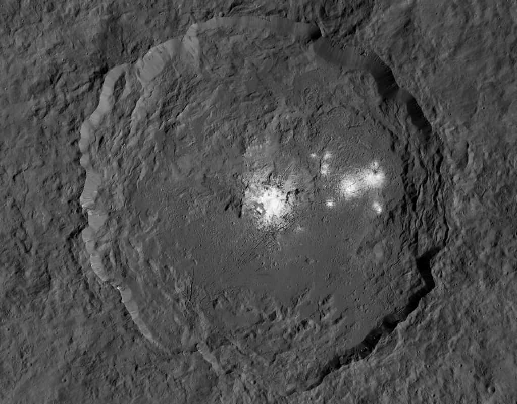 Le cratère Occator et ses taches blanches. © Nasa, JPL-Caltech, Ucla, MPS, DLR, IDA