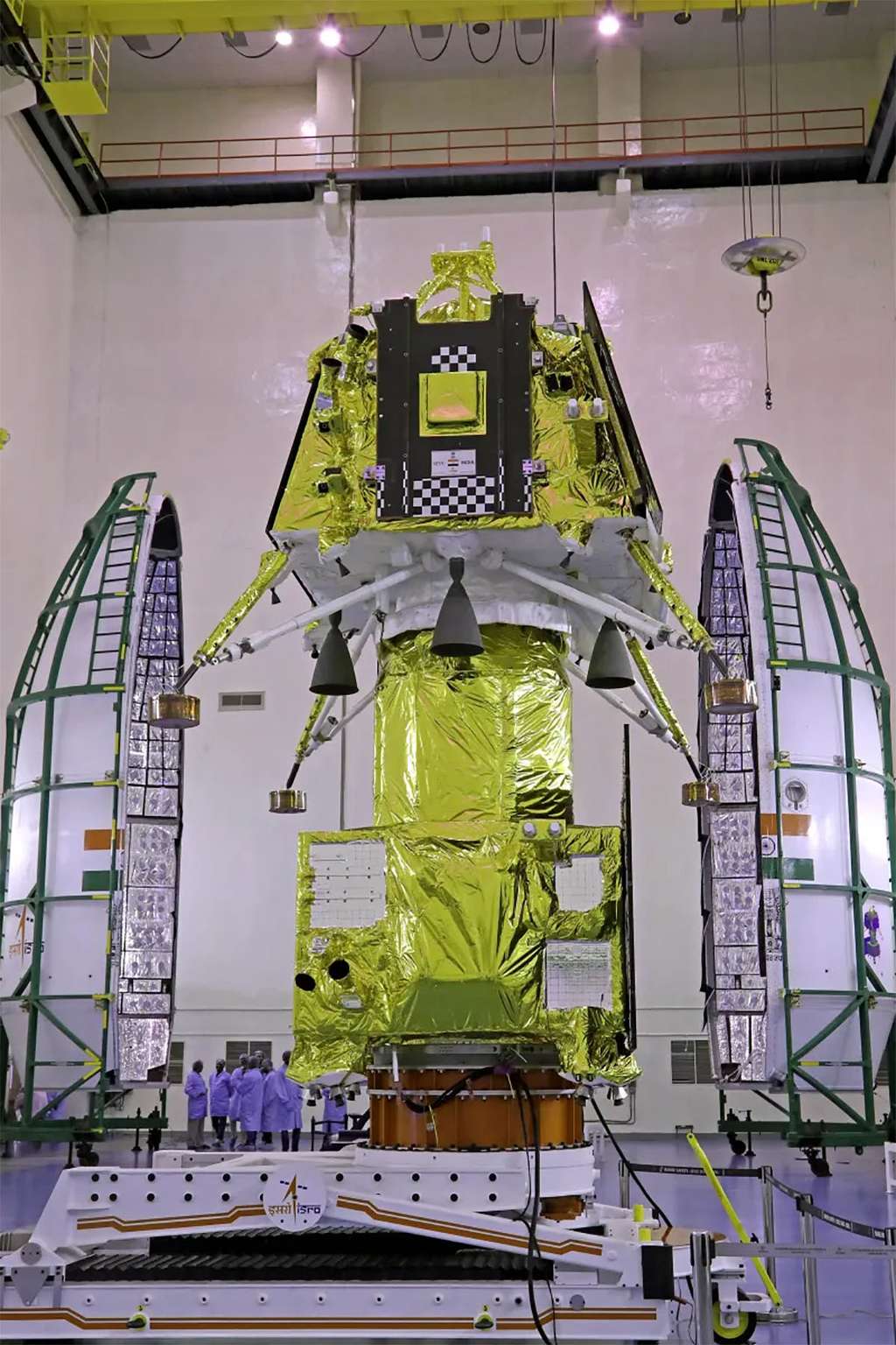 La sonde Chandrayaan-3 avant la mise sous coiffe. L’atterrisseur est installé sur le module de propulsion. © Isro