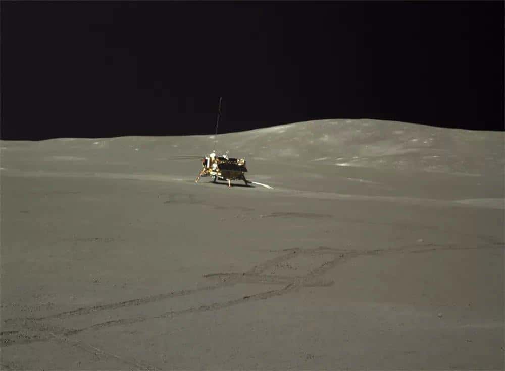 La station Chang’e 4 photographiée par le rover Yutu-2 avec laquelle il s’est posé sur la Lune. Ses traces de roue sont bien visibles. © CNSA via Andre Jones (@AJ_FI) 
