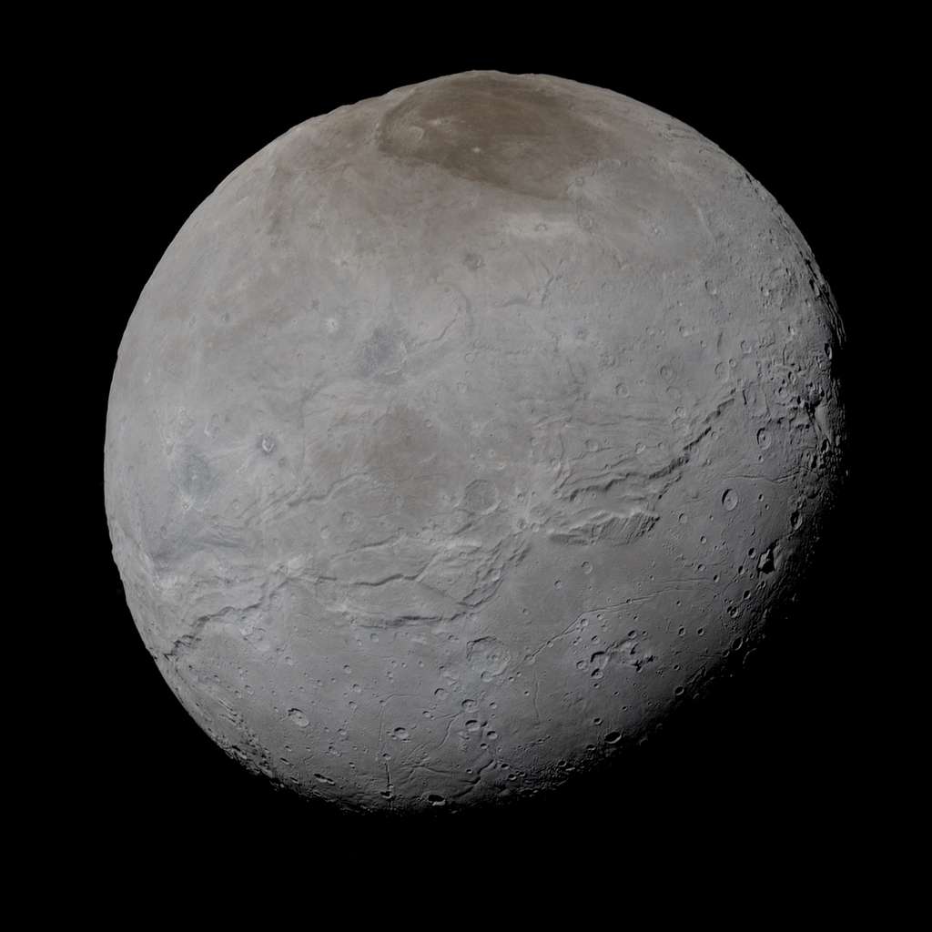 Charon, compagnon de Pluton deux fois plus petit, ici au naturel. Image prise par New Horizons à 74.176 kilomètres de distance, lors de sa visite inédite à la planète naine, le 14 juillet 2015. Téléchargez l’image en haute résolution <a href="http://pluto.jhuapl.edu/Multimedia/Science-Photos/pics/BIG_C_COLOR_2_TRUE_COLOR.png" target="_blank">ici</a>. © Nasa, JHUAPL, SwRI, Alex parker