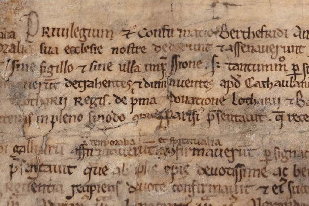 Extrait d'une charte de l'abbaye de Corbie (près d'Amiens), manuscrit en latin, août 825. Collection privée. © Collections - Aristophil.  