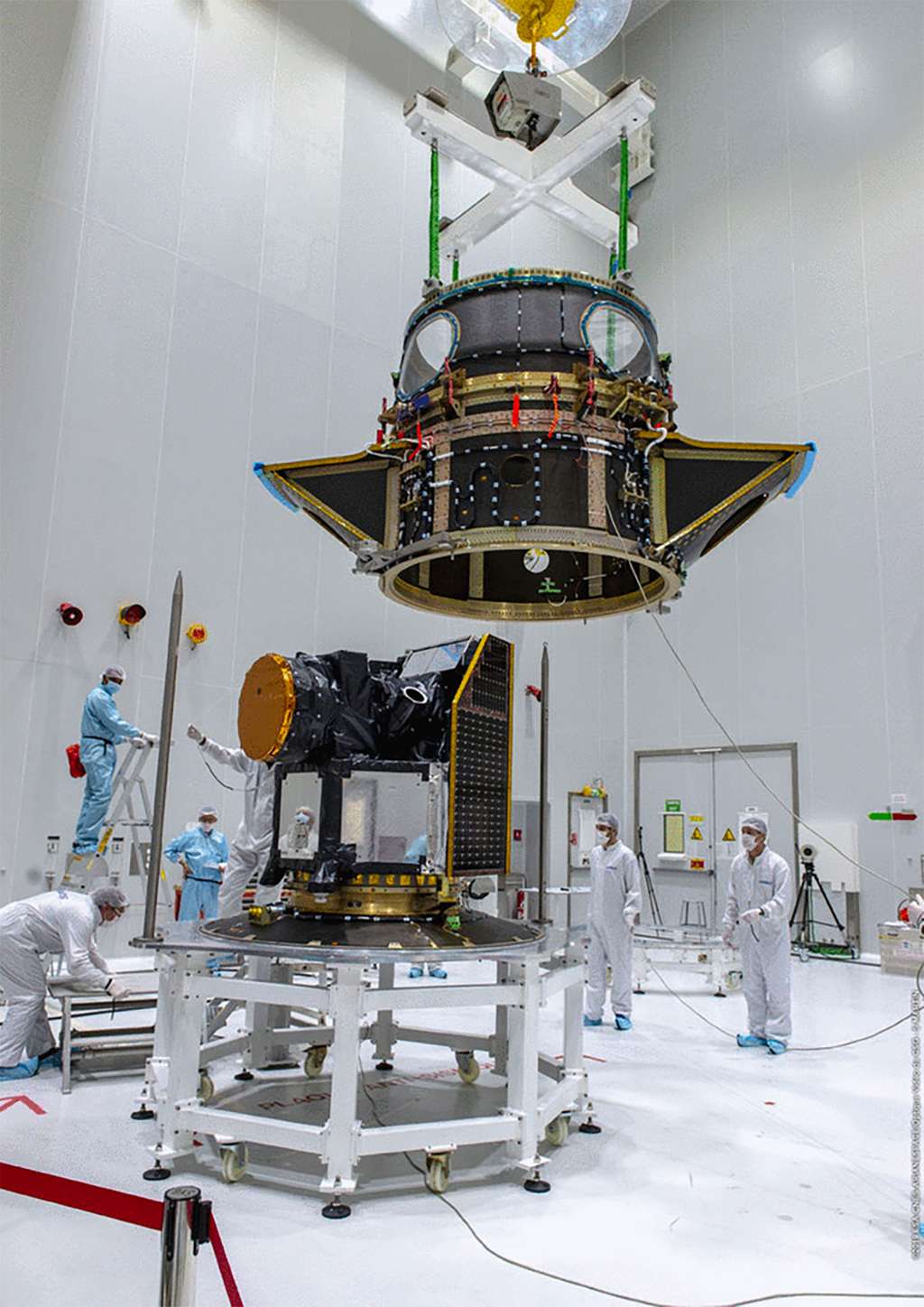 Le satellite Cheops encapsulé dans le système Soyouz Arianespace pour charges utiles auxiliaires. On regrettera qu'à l'ère de l'ADSL et de la fibre, le Cnes CSG diffuse seulement des images de piètre définition. © Cnes, ESA, service optique CSG