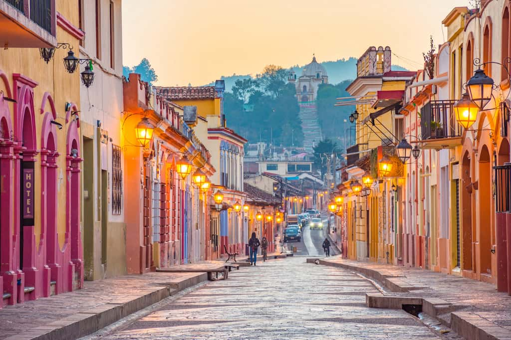 Paysages naturels, villes riches en histoire... Les sites incontournables à visiter au Mexique sont nombreux. Ici, rues et façades colorées de San Cristobal de las Casas dans l'État du Chiapas. © JoseLuis, Adobe Stock