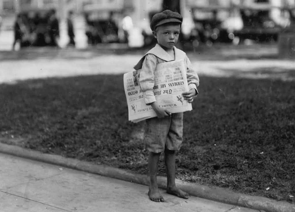 Jeune garçon vendeur de journaux : Ferris, sept ans ; Mobile, Alabama, USA. Photo Lewis Hine, 1914. © rarehistoricalphotos.com.