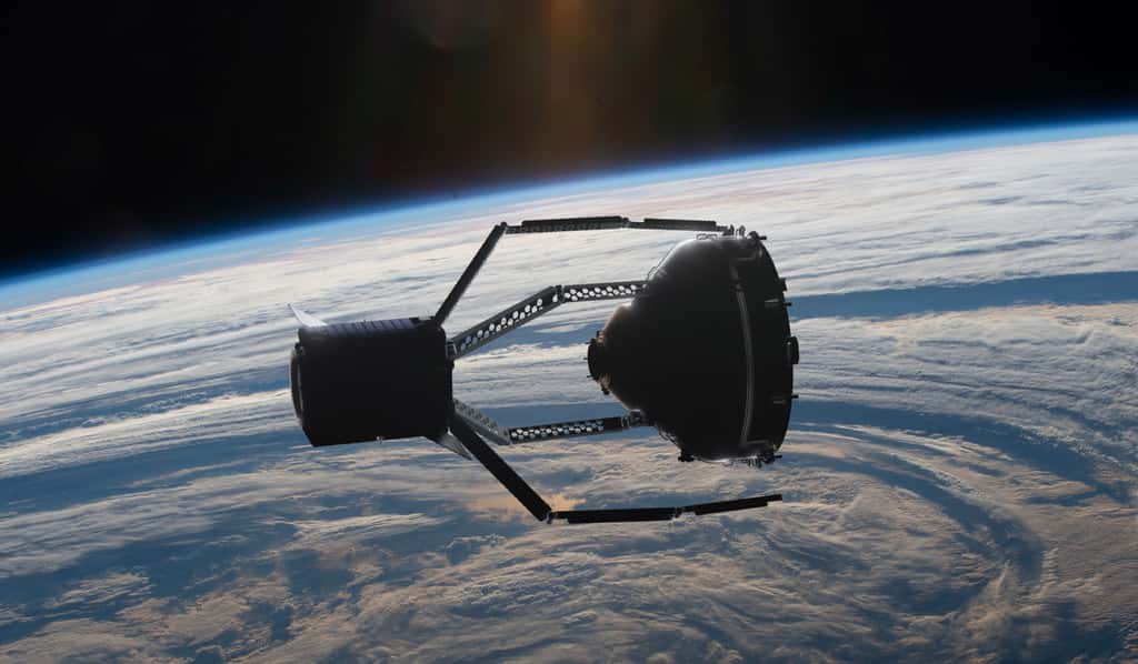 Clear-Space 1 en train de saisir avec sa pince géante un débris spatial. Cette mission s'inscrit dans le cadre du projet Adrios (<em>Active Debris Removal/In-Orbit Servicing</em>) du programme de Sécurité spatiale de l'ESA. © ESA