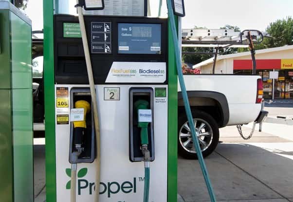 À la pompe, le superéthanol E85 coûte en moyenne moitié moins cher que les autres carburants essence. © Robert Couse-Baker 