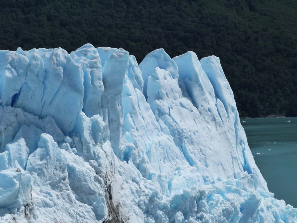 Les glaciers se forment aux deux extrémités du globe : le Pôle Nord et le Pôle Sud. © Alice Jouclas