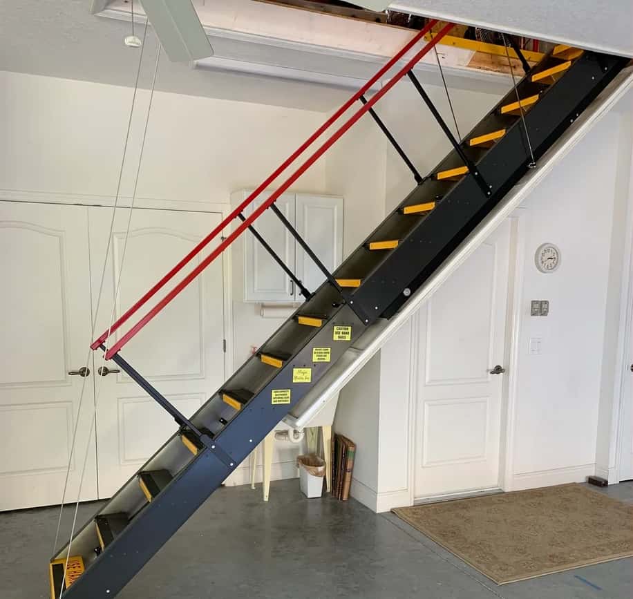L'escalier escamotable sert à accéder facilement et rapidement au grenier. © majicstairsinc.com