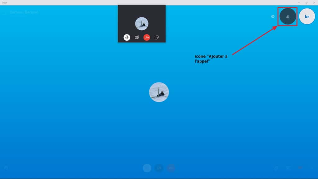 L’icône pour ajouter un participant en plein appel est en haut à droite. © Microsoft